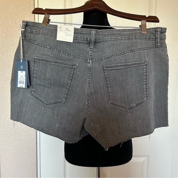 NWT Universal Thread Exposed Button Fly Gray Raw Hem Shorts Size 18W - Picture 2 of 8